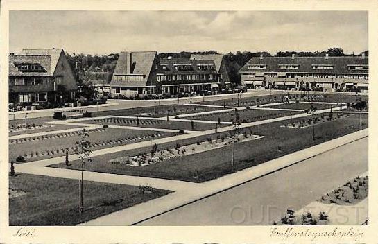 Griffensteijn-Kersbergen0005, Griffensteijnseplein. 1935.jpg - Griffensteijnseplein. Het plein ontving zijn naam op 22 Juni 1933. Het Plantsoen in het midden is ontworpen door één van de compagnons van de N.V., de Tuinarchitect Dirk van Meeuwenberg. Gezicht op de huizen die tussen de Laan van Bergen en Cornelis Schellingerlaan lagen. Opname van 1934.